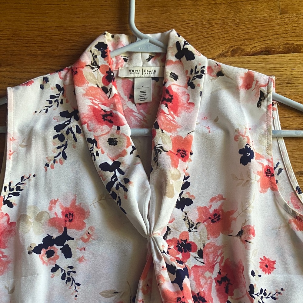 White House Black Market sz 4 Coral Floral Blouse